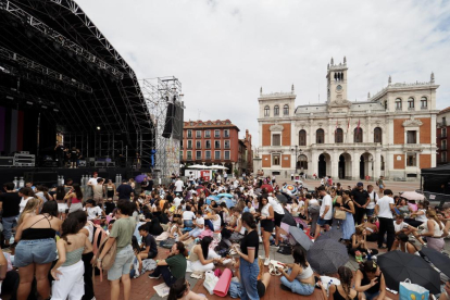 Fans de Lola Índigo esperan a la artista en la plaza Mayor de Valladolid.- PHOTOGENIC