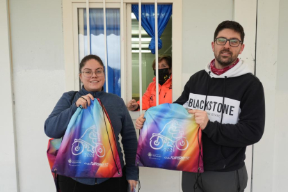 Natalia Gómez y Alfredo Peón con las mochilas de la concentración motera de Pingüinos 2024. -J.M. LOSTAU