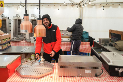 Trabajadores de la taberna portuguesa preparan las instalaciones para la concentración motera de Pingüinos 2024. -J.M. LOSTAU