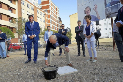 José María Alaejos coloca ayer la primera piedra de los apartamentos junto con Óscar Puente y Rafaela Romero.-E.M.