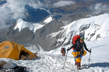 Nuria García en pleno camino de ascenso hacia la cima del Cho Oyu, situada a 8.188 metros de altura.-EL MUNDO