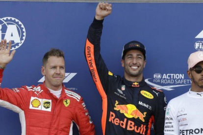 Daniel Ricciardo, entre Sebastian Vettel y Lewis Hamilton, en el podio del sábado en Mónaco.-AP / CLAUDE PARIS