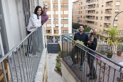 Susana, Mariano, Toño, Carlota y Gata en las terrazas en las que pasaron tanto tiempo durante el confinamiento. PABLO REQUEJO / PHOTOGENIC