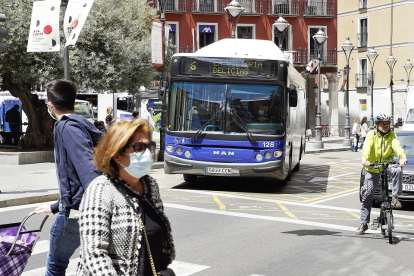 Línea 6 La Victoria Delicias, en su parada en la plaza Fuente Dorada de Valladolid. J.M. LOSTAU