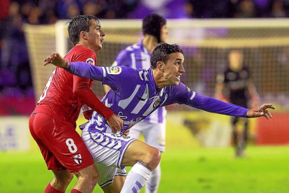 Cotán defiende a Mata en el Real Valladolid-Sevilla Atlético.-J.M. LOSTAU