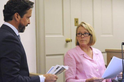 El abogado de Spacey, Alan Jackson, junto a la madre del joven que acusa al actor, Heather Unruh, el lunes, en el juicio. /-AP