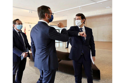 El portavoz del PP en el Senado, Javier Maroto, se saluda con el presidente de la Junta, Alfonso Fernández Mañueco. ICAL