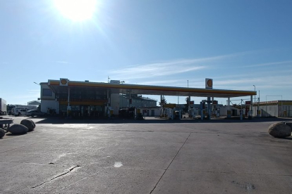 Gasolinera de Burgos que está ubicada cerca del hotel Rey Arturo, a la entrada de la localidad donde se ha producido el tiroteo. - E.M.
