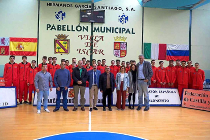 La corporación municipal de Íscar posan con el presidente de la Territorial Carlos Sainz, Fernando Romay y las selecciones españolas U-15 y U-16.-E. M.