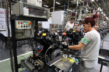 Operaria de Renault trabajando en una cadena de montaje-ICAL