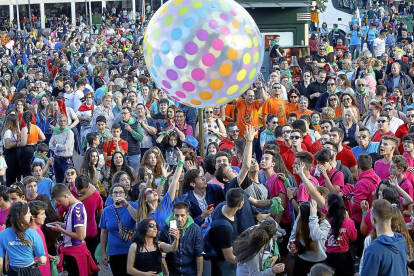 Desfile de peñas en las fiestas de La Flecha. -J.M. LOSTAU