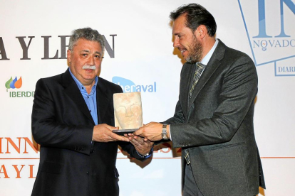 Ángel de Miguel, director de Proingesa, recibe el premio Innovadores de manos de Óscar Puente.-Reportaje fotográfico de J. M. LOSTAU