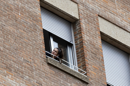 Una estudiante, confinada en la residencia universitaria Alfonso VIII, se asoma a la ventana. PHOTOGENIC / P. REQUEJO