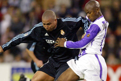 Ronaldo pugna con Julio César en la acción del segundo gol en 2004. AFP