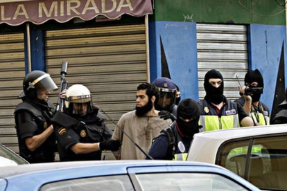 Uno de los yihadistas detenidos, este viernes en el barrio de la Cañada de Hidum, en Melilla.-Foto: EFE / F. G. GUERRERO