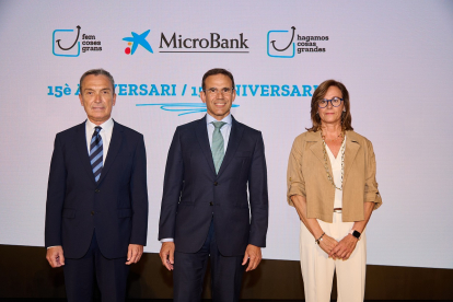Juan Carlos Gallego, Jaume Masana y Cristina González, en el acto del 15º Aniversario de MicroBank.- CAIXABANK