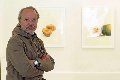 Enrique Reche junto a dos cuadros de calabazas que presenta en la Galería Lorenzo Colomo.-M. Á. SANTOS