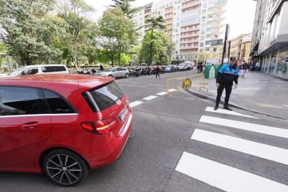 Los coches ya circulan tras el cambio de sentido de las calles Pedro Niño y San Lorenzo. - PHOTOGENIC