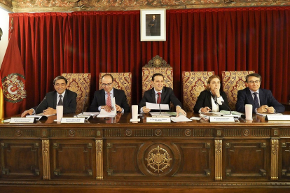 Agapito Hernández, Víctor Alonso, Conrado Íscar, Carmen Lucas y Miguel Ángel Calvo en la mesa presidencial, ayer. - E. M.