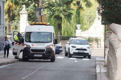 Los coches ya circulan tras el cambio de sentido de las calles Pedro Niño y San Lorenzo. - PHOTOGENIC