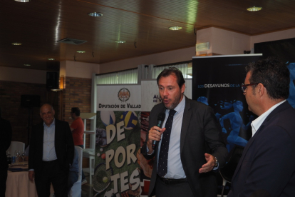 Óscar Puente en la presentación del 'Desayuno de la APDV' con Javier Tebas. / M. G. EGEA