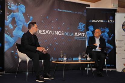 Javier Tebas conversa con Chus  Rodríguez. / M. G. EGEA