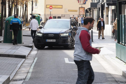 Los coches ya circulan tras el cambio de sentido de las calles Pedro Niño y San Lorenzo. - PHOTOGENIC