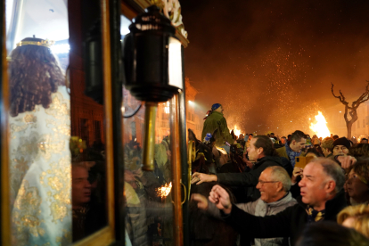 La localidad de Nava del Rey celebra la procesión de subida a la ermita de la Virgen de los Pegotes, fiesta declarada de Interés Turístico Nacional.- ICAL