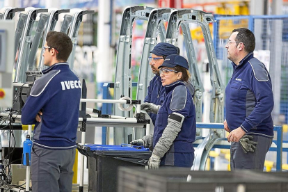 Trabajadores en una fábrica-EUROPA PRESS
