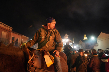 La localidad de Nava del Rey celebra la procesión de subida a la ermita de la Virgen de los Pegotes, fiesta declarada de Interés Turístico Nacional.- ICAL