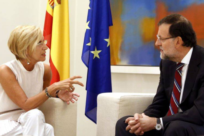 El presidente del Gobierno, Mariano Rajoy (d), conversa con la líder de UPyD, Rosa Díez (i), durante el encuentro que han mantenido esta mañana.-Foto: JUAN MANUEL PRATS