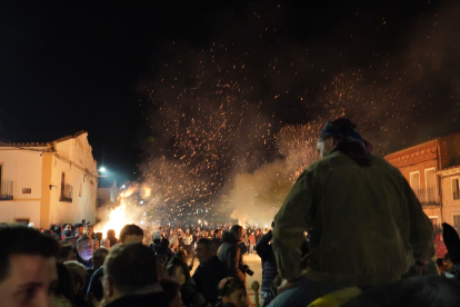 La localidad de Nava del Rey celebra la procesión de subida a la ermita de la Virgen de los Pegotes, fiesta declarada de Interés Turístico Nacional.- ICAL