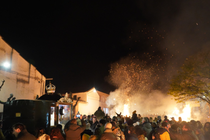 La localidad de Nava del Rey celebra la procesión de subida a la ermita de la Virgen de los Pegotes, fiesta declarada de Interés Turístico Nacional.- ICAL