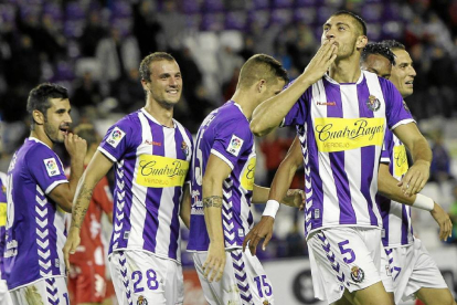 Samuel celebra con una dedicatoria el gol que marcó frente al Girona, anoche, en el partido disputado en Zorrilla-J.M.Lostau