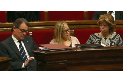 De izquierda a derecha, el 'president' Mas, la exvicepresidenta Joana Ortega y la 'consellera' d'Ensenyament, Irene Rigau, en una sesión del Parlament de noviembre del 2014.-EFE