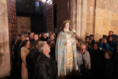 Subida de la Virgen de los Pegotes en Nava del Rey (Valladolid).- E.M.