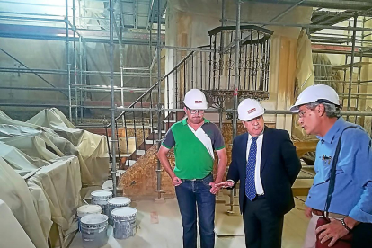 Pablo Trillo acompañado por el alcalde de Pedrosa, José Ramón Fernández, en la visita a las obras de la iglesia.-E. M.