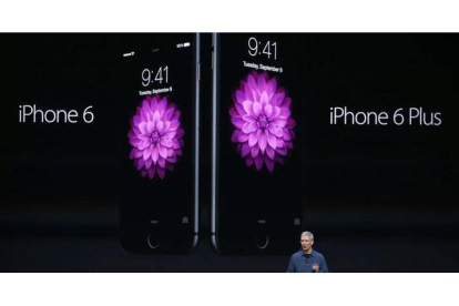 Tim Cook, consejero delegado de Apple, presenta los nuevos iPhone 6.-AP