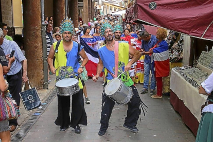 Desfile de los países Iberoamericanos presentes en el Mercado de la India Chica.-EL MUNDO