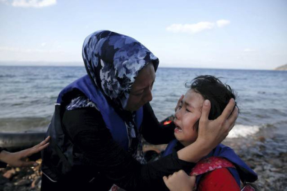 Una mujer afgana tranquiliza a su hija, que llora de miedo después de la travesía por mar entre Turquía y Grecia. REUTERS / ALKIS KONSTANTINIDIS
