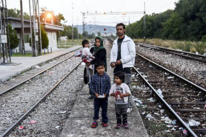 Una familia de refugiados afganos en la estación de tren de la localidad serbia de Presevo, junto a la frontera con Macedonia.
AFP / ARMEND NIMANI
