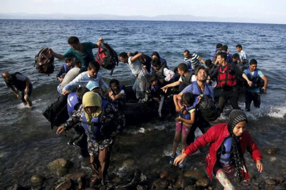 Un grupo de inmigrantes afganos toman tierra en la isla griega de Lesbos tras una travesía por mar desde Turquía.
REUTERS / ALKIS KONSTANTINIDIS