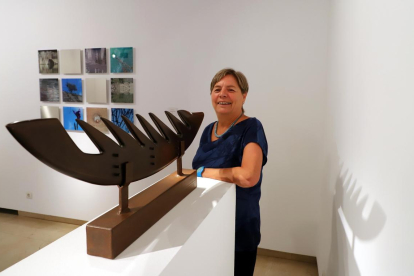 La artista Concha Gay junto a una de las obras de su exposición ‘Naturaleza y símbolo’.-ICAL