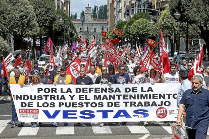 Manifestación de los trabajadores de Vestas en León.-J.M. LOSTAU
