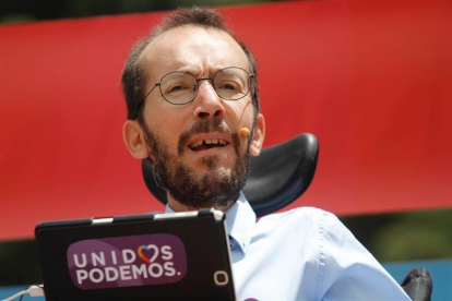 El secretario de Organización de Podemos, Pablo Echenique, durante su intervención en el acto central de campaña de Unidos Podemos para las próximas elecciones generales, en Zaragoza.-EFE