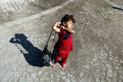 Una niña sirio intenta coger su mochila en la localidad serbia de Presevo.
Darko Vojinovic / AP