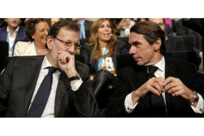 Mariano Rajoy y José María Aznar, en una imagen de la convención del PP del 2005.-JOSÉ LUIS ROCA