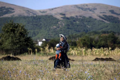 Un inmigrante sirio cruza un campo de cultivo en Serbia.
REUTERS / MARKO DJURICA