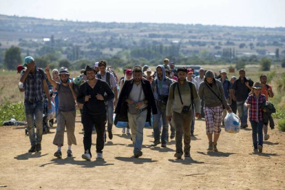 Inmigrantes sirios caminan en los alrededores de la localidad serbia de Miratovac.
REUTERS / MARKO DJURICA