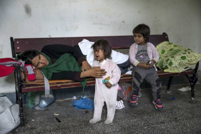 Una familia de afganos descansa en un banco en la estación de Presevo, en Serbia.
REUTERS / MARKO DJURICA